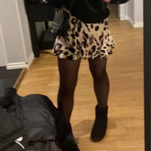 Shein  - Säljer nu min fina kjol som jag köpt från Shein för cirka 2 år sedan. Använd fåtal gånger!! 🙌🏻 Stolek XS men passar nog som XXS också! Är i nyskick! Säljer för 40kr☺️