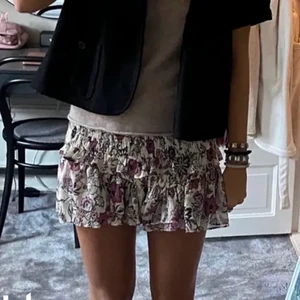 Kjol från zara - Jättesnygg kjol från zara!!!!! Ny skick men lappen sitter inte kvar💓💓💓💓 SLUTSÅLD på hemsidan!!! Funkar även som topp🤗🤗 pris kan diskuteras