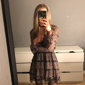 zara klänning - säljer denna superfina zara klänningen som är helt slutsåld ny pris 400 säljer endast för bra bud🤍🤍(aldrig använd bara testat till bilderna)skriv privat för frågor eller info🤍BUD på 220🤍eller köp direkt för runt 300🤍