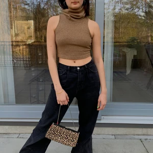 Polo linne  - Stickat polo linne i brun beige färg , oanvänt då de tyvvär är för liten strl annars hade jag behållt det alla dar i veckan ! ! kan mötas eller fraktas ❤️