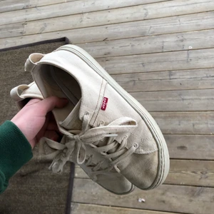 Vintage Levis skor - Superfina skor i denim material från Levis!! Jättesköna att gå i och ascoola. Tyvärr för små för mig. Dem är i storlek 40 men känns som 38,5.💞💗 Nypris ca 800kr