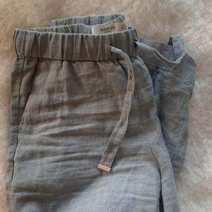 Ett par grå linnebyxor från Mango i strl XS. 100% linne och sparsamt använda.