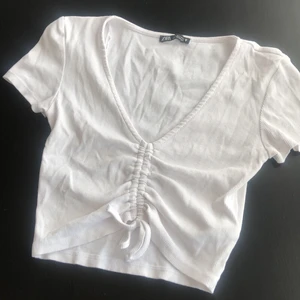 Topp från Zara - Vit topp från Zara. Frakt tillkommer. Skriv till mig privat om du är intresserad :)