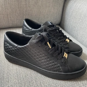 MIchael kors skor stl 38.  - Jättefina skor som knappt är använda. För små för mig tyvärr. Inköpta för 1500:- på Zalando. 