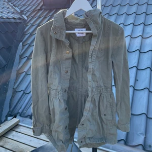 Jacka - Jacka från Vero Moda i storlek M. Jag som brukar bära S/M passar mig bra! Går inte riktigt att bära något tjockt under, en hoodie eller liknande. Blir annars ganska tajt! Möts upp i Ljungby eller fraktar för 66 kr (endast spårbart)