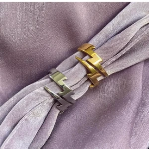 Guldig blixtring - Säljer den guldiga ringen som är i stainless stel och därav inte rostar. Postar gemensamt med den andra ringen i en av mina annonser ⚡️💞 KÖPER MAN DENNA RING OCH RINGEN I MIN ANDRA ANNONS SÅ KAN MAN FÅ DE FÖR 150kr INKLUSIVE FRAKT!! 💓