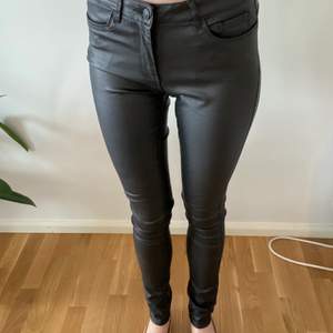 Vero Moda ‘leather’ pants, made from viscose! Size says M/34, I would say they are more a 36 as they are large on me and I wear 34/36.