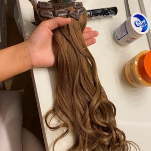 Clip in hår Razunzel - Har massa mer bilder som kan skickas privat!! 7 bitar clip in från rapunzel of Sweden med äkta hår, man kan alltså ha värme på det. Har använt det under ett par timmar bara men kände inte att de va något för mig. Färgen 5.0 brown i längden 50cm. Nypriset är 1350 därav mitt pris, men det kan diskuteras dock inga skambud. 💕