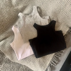 Tre linnen vit, grå, svart - Storlek S      Alla tre linnen säljes tillsammans 