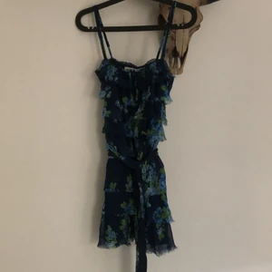 söt klänning - en klänning som jag ej använder eftersom den är på gränsen till för kort på mig som är 175cm. kan mötas i blåsut eller stuvsta eller frakta men du står för kostnaden!💓