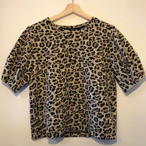 T-shirt Bershka - Svincool leopardmönstrad T-shirt med puffärmar i 80-tals stil! Köpt på Bershka i Spanien. Strl. XS, men passar lika bra på S!💕
