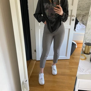 Rutiga byxor - Rutiga svart vita byxor i storlek 36. I bra skick från H&M😝