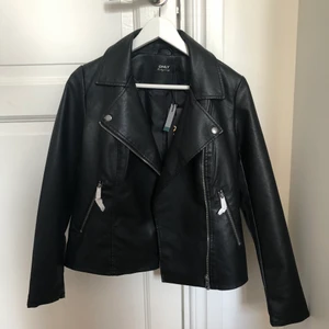 Svart Perfecto - Black Perfecto Leather imitation  Size : « Petite » M. My size is 1m60 and it fits me.  I have never worn it, only tried, comes with the tag on it as a proof. This is a great perfecto but I sell it because Perfecto don’t fits me.   Svart Perfecto läderimitation Storlek: «Petite» M. Min storlek är 1m60 och den passar mig.  Jag har aldrig använt den, bara försökt, kommer med taggen på den som ett bevis.  Det här är en fantastisk perfecto men jag säljer det eftersom Perfecto inte passar mig.