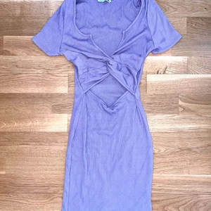 Sommar klänningar  - Klänningarna är i top skick då dom endast är använda 1-2 ggr. Storlekarna är M/38, väldigt stretchiga. 1st -100kr eller alla 3 för 250kr.