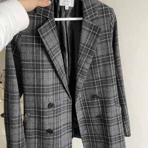 Kavaj NA-KD - Superfin kavaj från nakd😍 Den är nästan aldrig använd och säljs inte längre på nakd! 