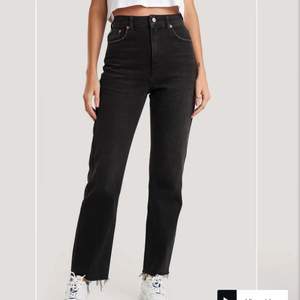 High Waist Raw Hem Straight Jeans från NA-KD i storlek 38. Aldrig använda pågrund av dom är för stora för mig. Jeansen är som nya och ordinarepriset är 519kr💖