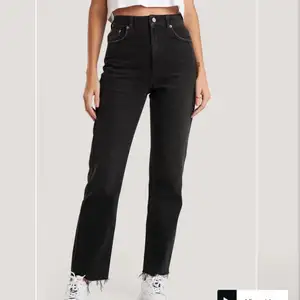 High Waist Raw Hem Straight Jeans från NA-KD i storlek 38. Aldrig använda pågrund av dom är för stora för mig. Jeansen är som nya och ordinarepriset är 519kr💖