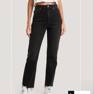 High Waist Raw Hem Straight Jeans  - High Waist Raw Hem Straight Jeans från NA-KD i storlek 38. Aldrig använda pågrund av dom är för stora för mig. Jeansen är som nya och ordinarepriset är 519kr💖