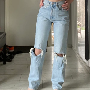 Gina Tricot 90s highwaist jeans - Jeansen är tighta runt midjan och låren och lösa runt smalbenen med hål vid knäna, dem är helt nya har bara provats på, passar bäst för dem som är 157-167 i längden, jag budar dem nu då jag har fått ett stort gensvar