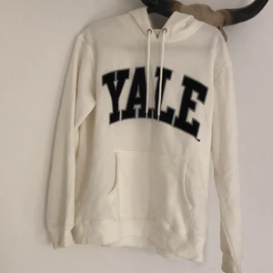 Yale hoodie - Väldigt mjuk på insidan, knappt använd. kan mötas i blåsut eller stuvsta eller frakta men du står för kostnaden!💓