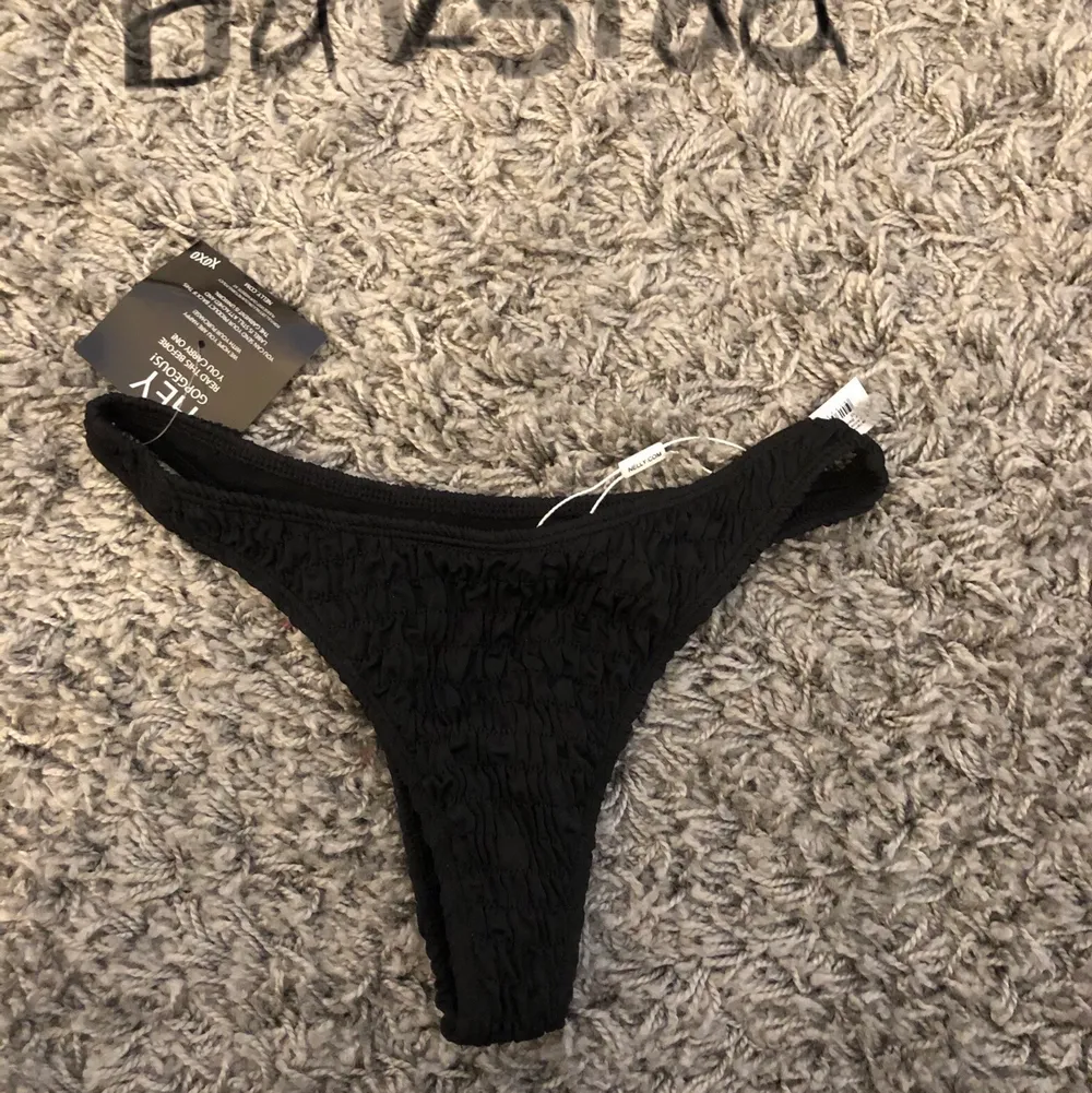 Säljer denna helt oanvända bikiniunderdel från Nelly i storlek XS. Den är väldigt cheaky i modellen men såå fin. Säljer då jag redan har en exakt likadan. Originalpris är 149kr, jag säljer den för 110kr + frakt (23kr). Alltså köparen står för frakten.. Övrigt.