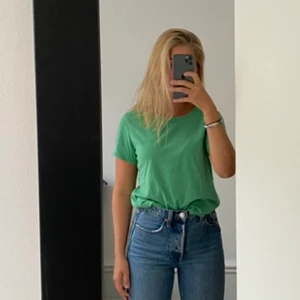 T-shirt - Hej, jag säljer en tshirt från bikbok. Säljer den för 100kr inkl spårbarfrakt.