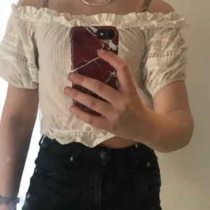 50kr - Söt topp/ tröja från hm Divided i storlek 34 vilket motsvarar xs passar även s, nästintill aldrig använd, jätte fin till sommaren då det är varmt 50kr + frakt 24😊