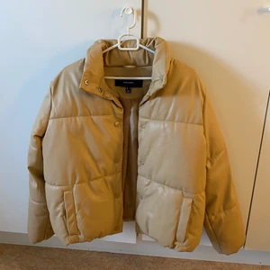 Vero Moda Vadderade Jacka - Skön beige jacka som jag köpt i vintras, den är i storlek S och är ganska ny skick har inte använt så ofta. 