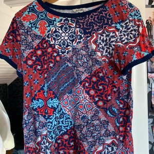 T-shir Monki - Röd/blå, mönstrad T-shirt. Normal passform och fint skick!