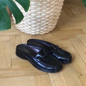 Liz Claiborne kostymskor slipins platå - Säljer dessa supertrendiga Liz Caliborne kostymskoslipins med platåklack, mycket Y2K! Toppskick säljer bara för de inte passar mig!! Passar bäst på någon som inte har särskilt breda fötter. 