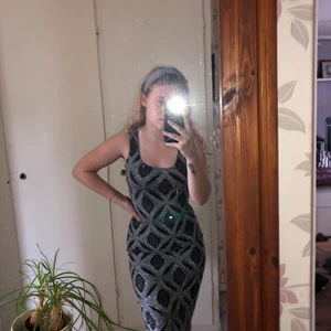 Glittrig klänning  - En klänning perfekt för någon som gillar glitter! Tar fram formerna jätte fin, skriv vid fler frågor!