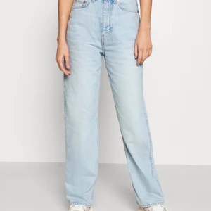 Weekday Rowe 27/30 - Säljer mina weekday rowe i färgen fresh blue 💙 jag är 164 för referens på sista bilden