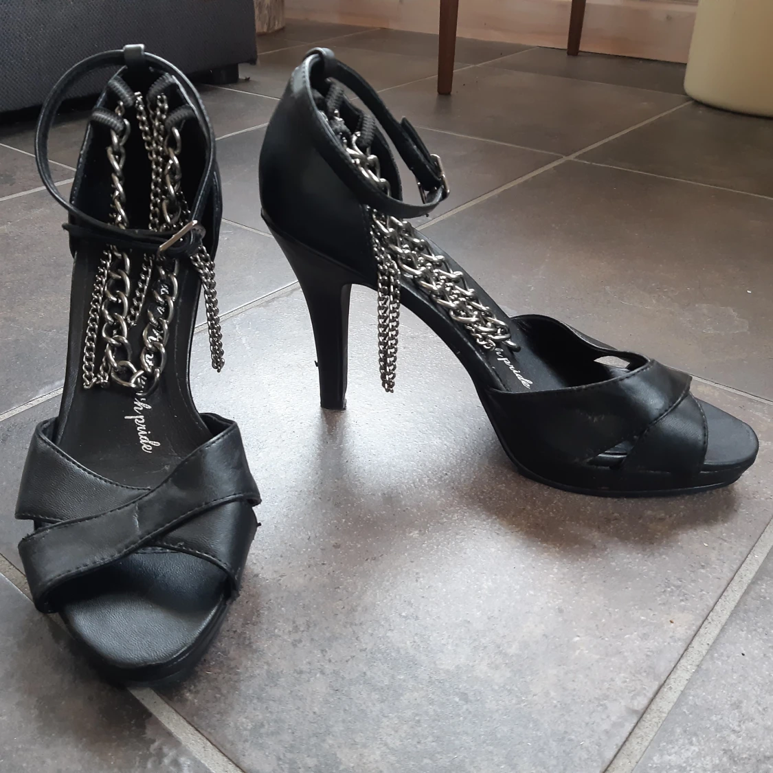 Högklackade skor med kedjor - 90