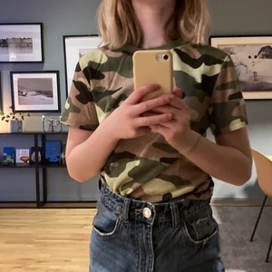 HM tröja XXS - En väldigt fin camouflage tröja från HM i storleken XXS. Använt den fåtalgången så i ett väldigt bra skick.
