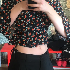 Blus - Söt svart knyt blus med små körsbär🍒  Köpt secondhand men i mycket bra sick. Säljer då den inte kommer till användning längre🍒