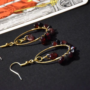 Örhängen kristaller  - Örhängen med äkta granat och onyx med nickelfria krokar. 