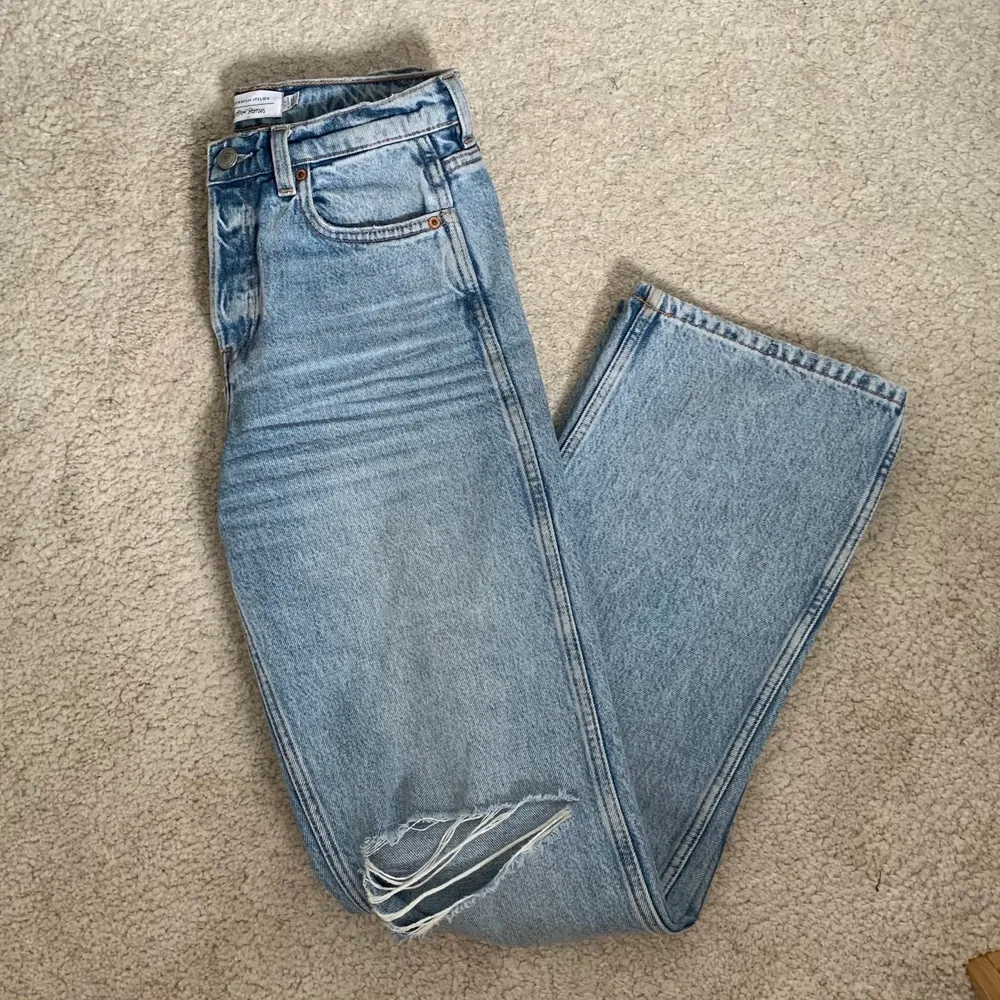 Jättefina jeans från & other stories i storlek 25. Köpta för 800 kr säljer 250. Köparen står för frakten som ligger på 65 kr och betalning sker via swish💕. Jeans & Byxor.
