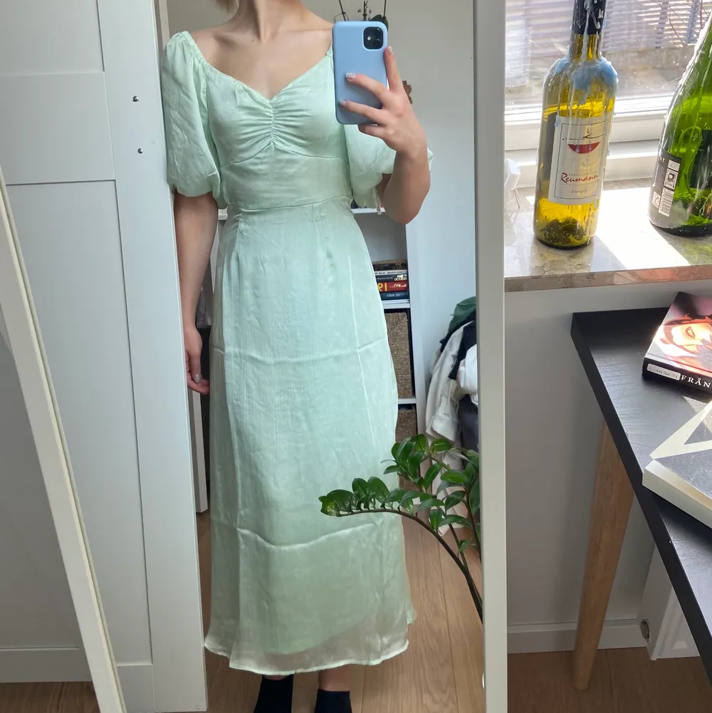 VÄLDIGT fin ljusgrön klänning till sommaren ☀️🤩🤗 Köparen betalar frakt! Den är lite skrynklig på bilden men går att strykas 🤗. Klänningar.