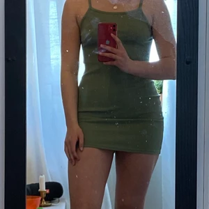 Grön klänning - Säljer denna fina gröna klänning från Bershka i strl S! 