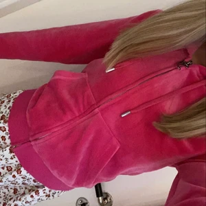 Juicy Couture Classic Velour Zip Hoodie - NYSKICK, inte använd och inga defekter såklart💕hur mysig som helst, har den också i ljusrosa 😍(så säljer denna då det kändes onödigt med 2 st) Köpt för 1100 kr från Nelly.com. Säljer för 550 kr ink frakt 📦🌸 