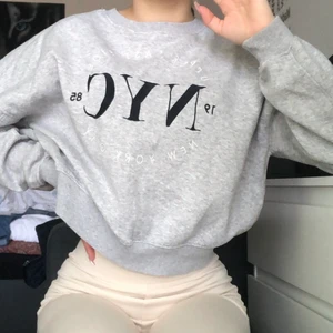 NYC sweatshirt - jättefin och bekväm sweatshirt. tröjan är i bra skick och sitter fint på kroppen. vid intresse kan jag skicka flera bilder och priset går att förhandla!💗