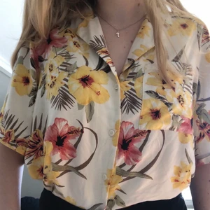 Hawaii Skjorta (Gina) - Fin Hawaii skjorta köpt förra året på Gina. Använd ett fåtal gånger, säljer pga färgen passar inte min hudton tyvärr. Hoppas den kan få ett nytt hem hos någon som kan uppskatta den mer än mig. Frakt tillkommer.