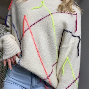 Oversized stickad tröja - Intressekoll på denna assnygga stickade tröjan från Benetton. Sparsamt använd och i bra skick! Off-shoulder modell. Oversized modell passar därför alla storlekar XS-XL beroende på hur man vill den sitter. Köparen står för frakten.