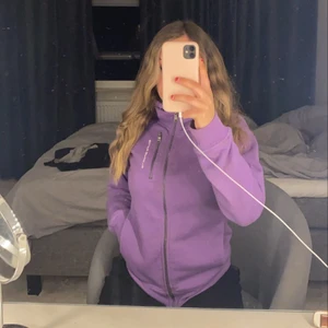 Kofta - En lila jätteskön kofta i tjockt material. Den är använd max 2 gånger