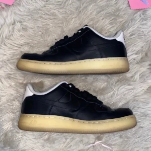 Nike Air Force 1 - Säljer dessa Babies som jag köpte för ca 1 år sen!! Sparsamt använda & låda medföljer även om du som köpare önskar!!