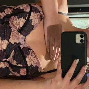 Blommig korsett liknande topp - Vacker korsett likande topp från NAKD som knappt är använd och är väldigt fin att ha på sommarfesten