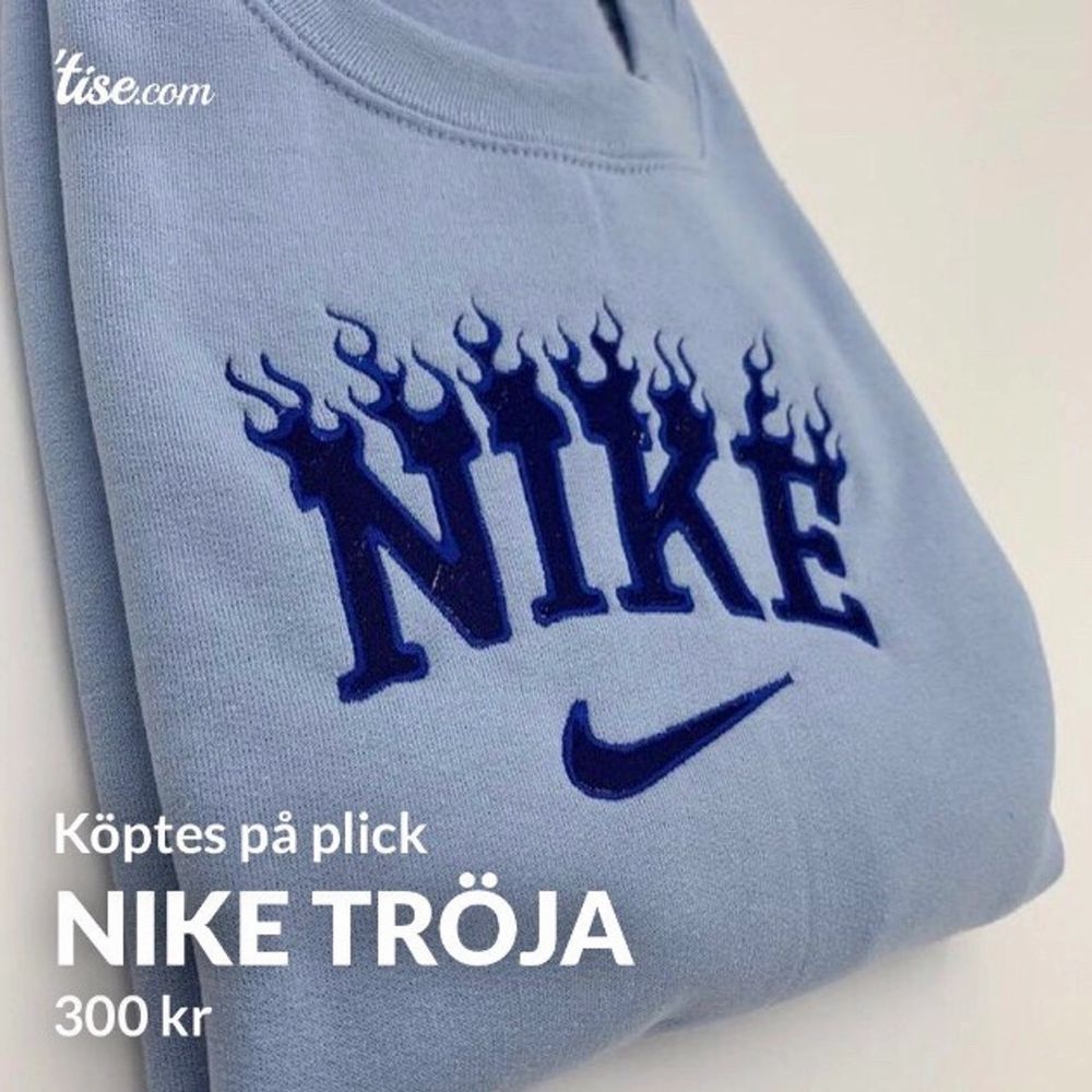 Obs. Bilderna är fina och därför använder ja dem, dem är lånade! Denna nike tröja är Ej äkta! Köptes av en annan här på Plick. Säljes igen pga oseriös köpare😒på appen tise! Kolla gärna igenom mina andra annonser och se om du hittar något, jag Samfraktar mycke gärna! ❤️. Huvtröjor & Träningströjor.