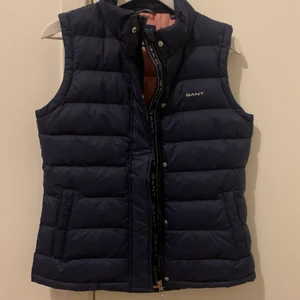 Gant väst - Jag säljer denna helt oanvända gant västen då den aldrig kommit till användning💗 Den sitter bra på mig som är storlek S. Super bra skick och jättefin och bra till våren/sommaren! Köparen står för frakt💗 Kontakta om fler bilder på eller frågor💗