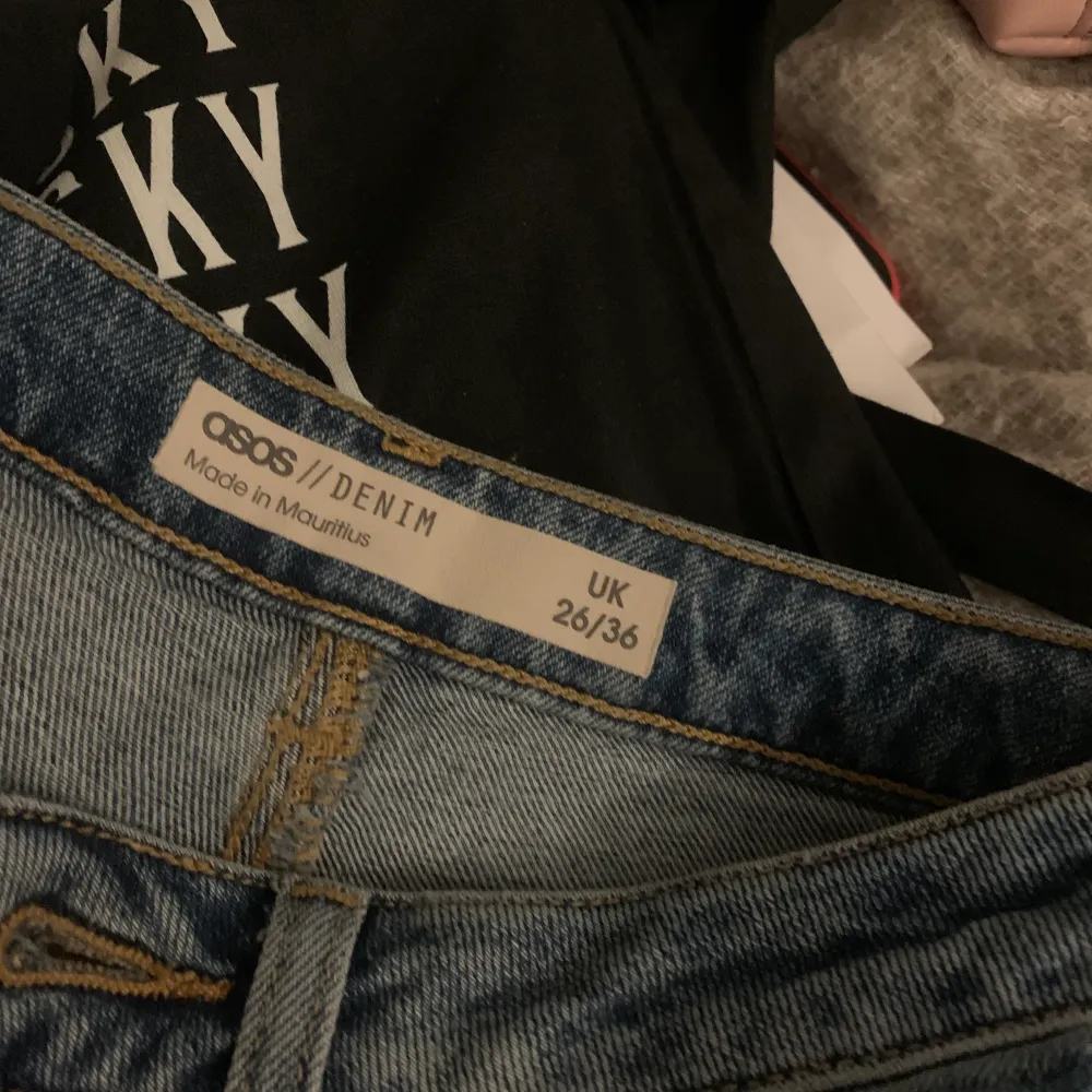 Vanlig denimfärg raka blåa jeans. INTE skinny jeans utan lite lösare. Hål i båda knäna! Långa i benen.. storlek 26/36 vilket motsvarar ungefär 36. Väldigt bra skick . Jeans & Byxor.