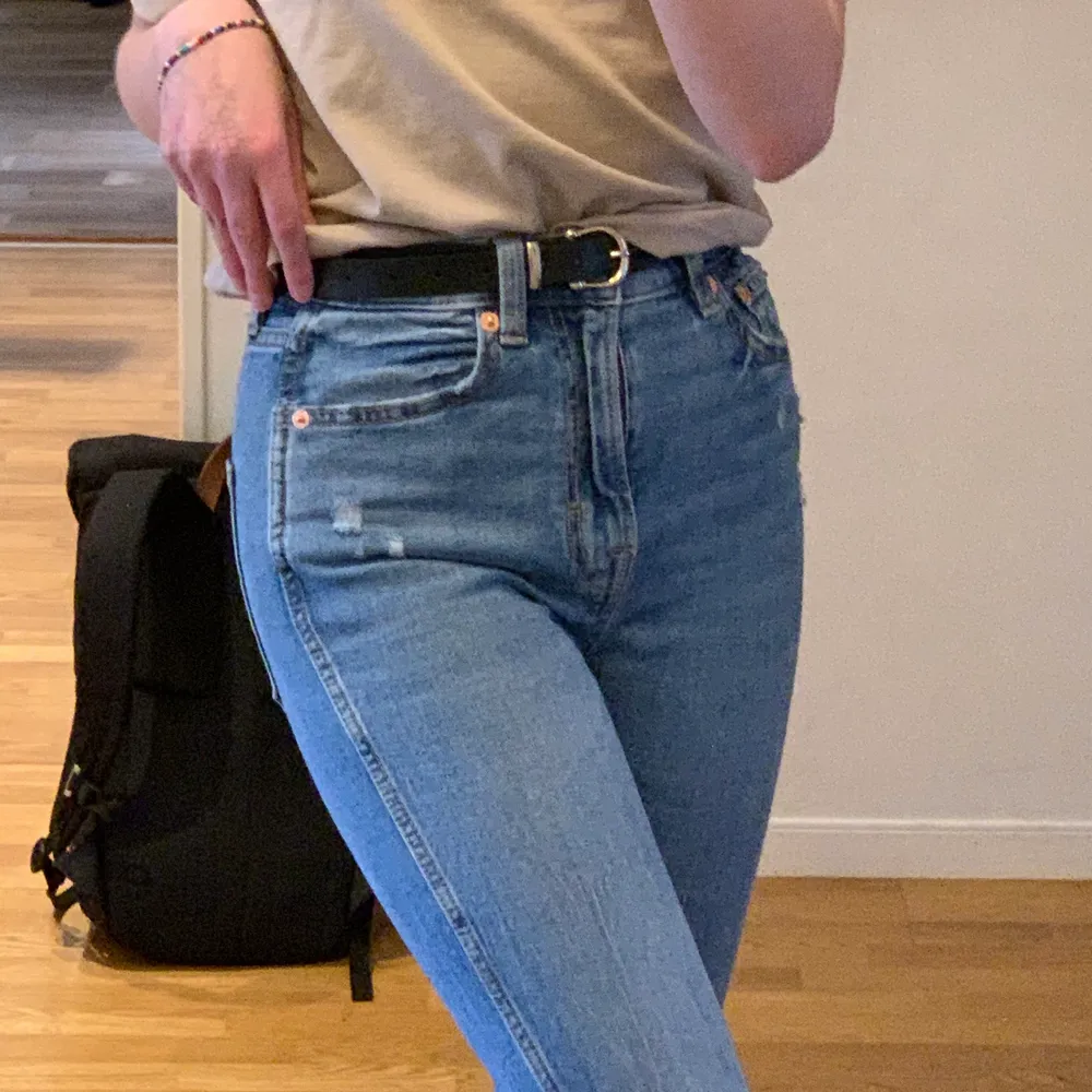 Ett par jeans I storlek 32-34! Har själv 34 men kan ha dessa utmärk! Använt säkert 2-3 gnr och är I bra skick. Jeans & Byxor.